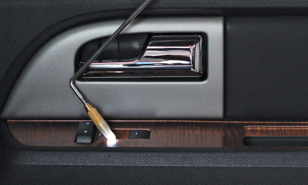 Photo 1. The TT1200 Jiffy-Jak light can be attached to the end of a long-reach car opening rod