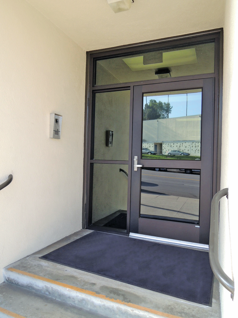 Scenario 1. Street entrance to mental health center