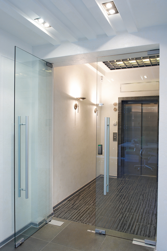 R100-1H mounted on glass door