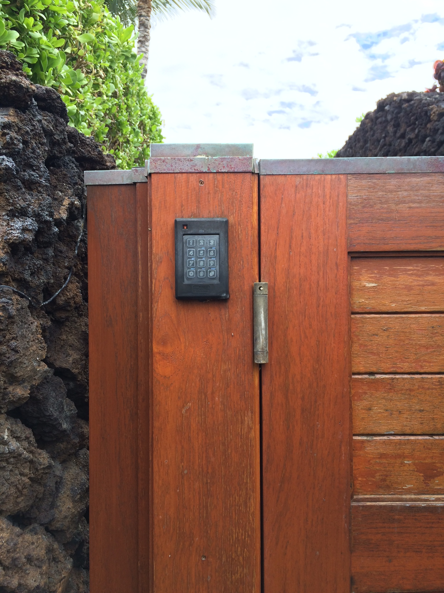 A wireless access control system can include a combination keypad/contactless card reader.