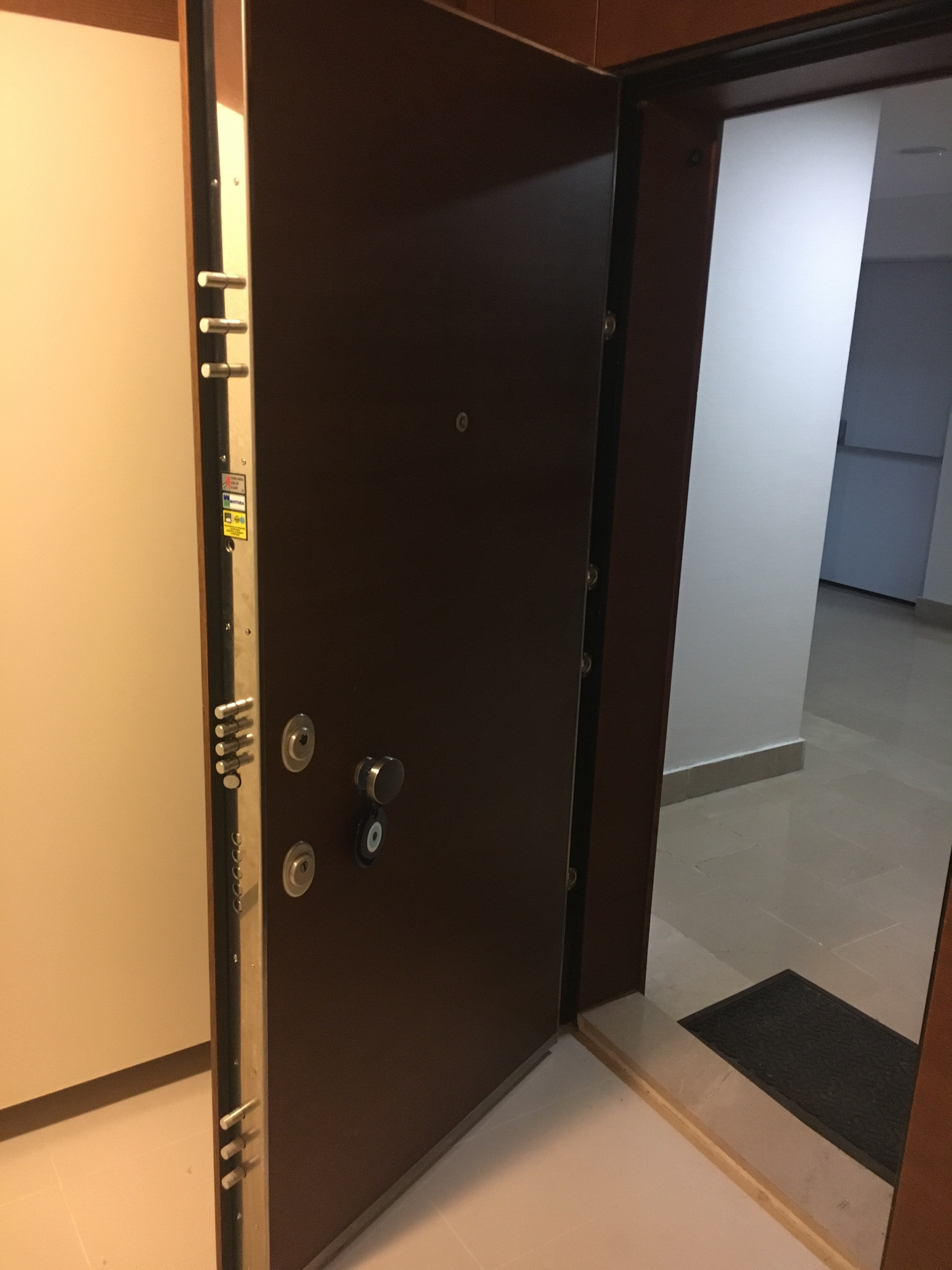 Three-point locking system