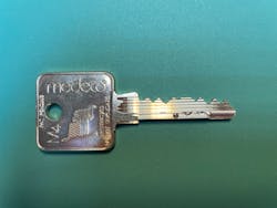 Image 2: Note the sidecuts and the moveable element at the bottom of the M4 key.