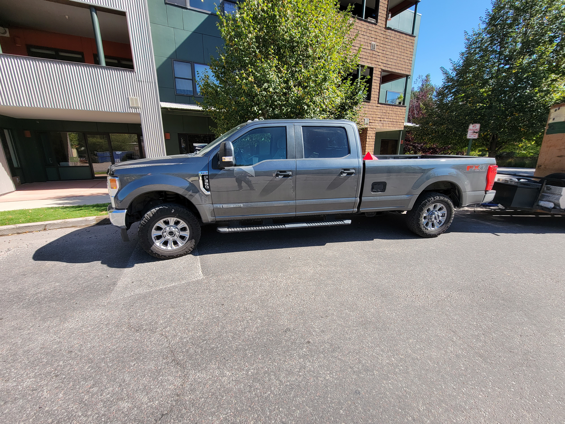 Image 1: The Ford F-350 before the rebuild