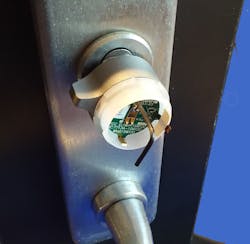 When the operating knob is at the 10 o’clock position, you can push the hex key into a spring-loaded slot to lock the core into place. When the operating knob is at the 10 o’clock position, you can push the hex key into a spring-loaded slot to lock the core into place.