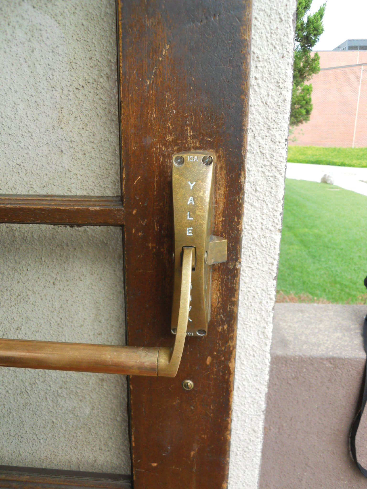 Early Yale crossbar exit device