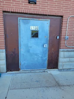 Image 1: The exterior door to be replaced Image 1: The exterior door to be replaced