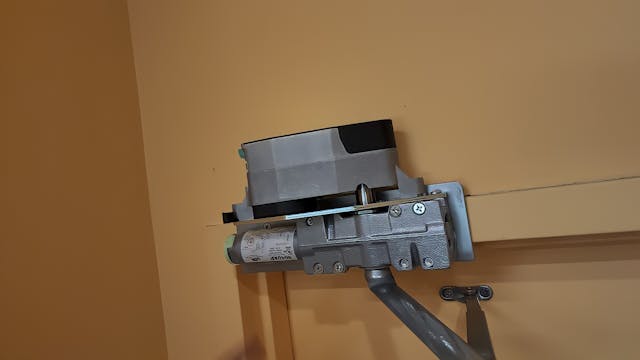 Image 12: The 6400 COMPACT is attached to the mounting plate.