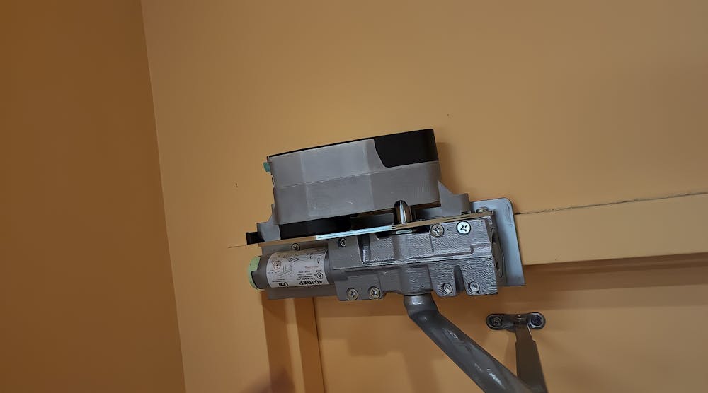 Image 1: The LCN 6400 COMPACT is mounted with a 4040XP door closer.