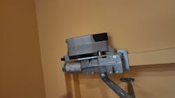 Image 1: The LCN 6400 COMPACT is mounted with a 4040XP door closer. Image 1: The LCN 6400 COMPACT is mounted with a 4040XP door closer.