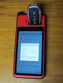 Image 5: The screen while the IKEY is being prepared. Don’t move the IKEY or the device during this process. The process should take about a minute if you have a good Internet connection. Image 5: The screen while the IKEY is being prepared. Don’t move the IKEY or the device during this process. The process should take about a minute if you have a good Internet connection.