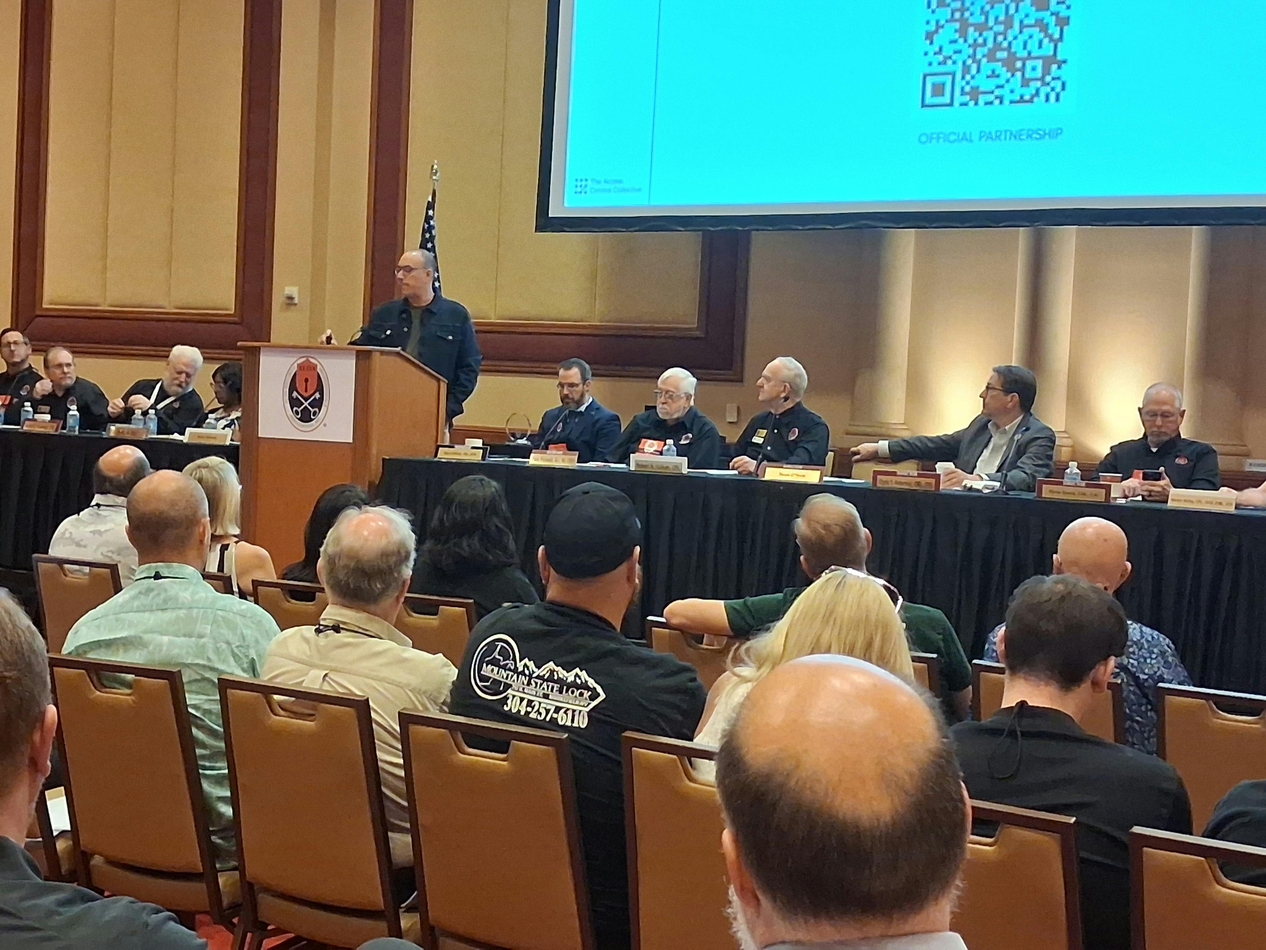 Lee Odess addresses the ALOA membership